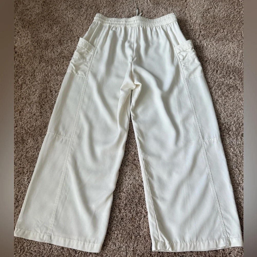 CALIA by Carrie Underwood Cream Cropped Pants